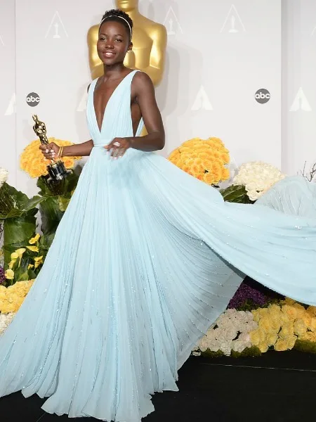 2014’ÜN EN İYİ KIRMIZI HALI KIYAFETLERİ