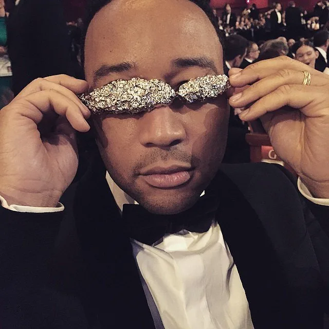 Chrissy-Teigen-took-funny-photo-her-husband-Oscars