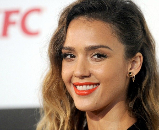JESSICA ALBA’DAN KUSURSUZ BİR ŞEKİLDE RUJ SÜRME TAKTİKLERİ