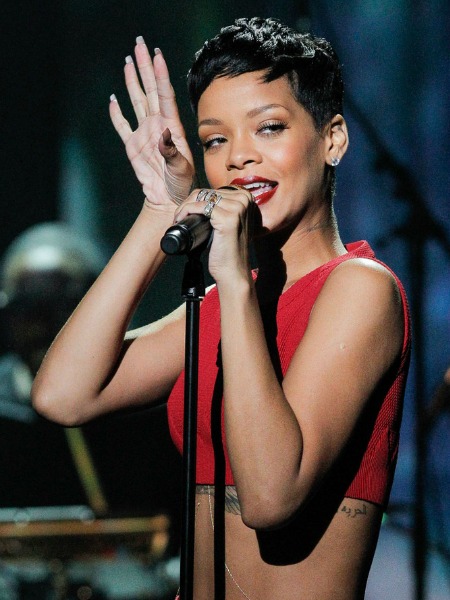 RIHANNA’DAN YENİ ŞARKI