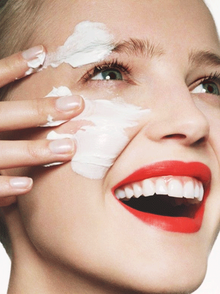 PÜRÜZSÜZ BİR CİLDE KAVUŞMANIN 9 YOLU