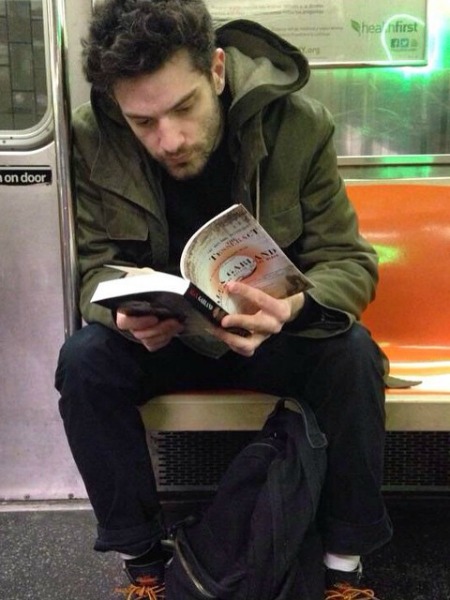 METRODA KİTAP OKUYAN YAKIŞIKLILAR