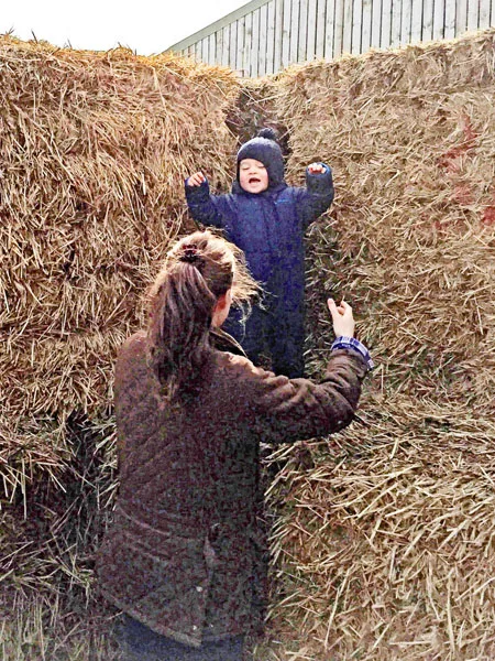 Kate-Middleton-Prince-George-Petting-Zoo-Pictures (12)