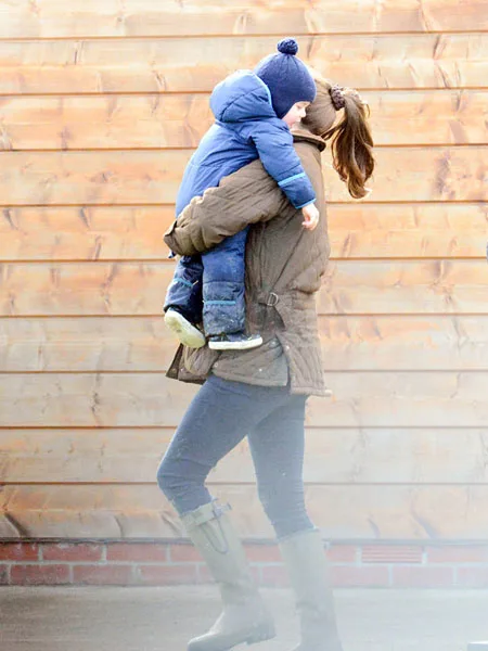 Kate-Middleton-Prince-George-Petting-Zoo-Pictures (18)
