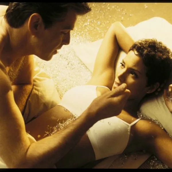 halle-berry-jinx-hot-in-bed-with-pierce-brosnan-die-another-day-5