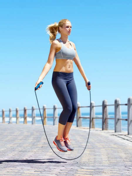 İP ATLAYARAK GÜNDE 1000 KALORİ YAKIN