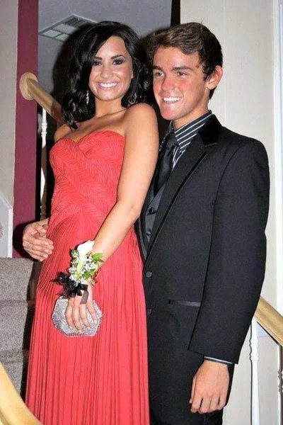 prom-photo-demi-lovato