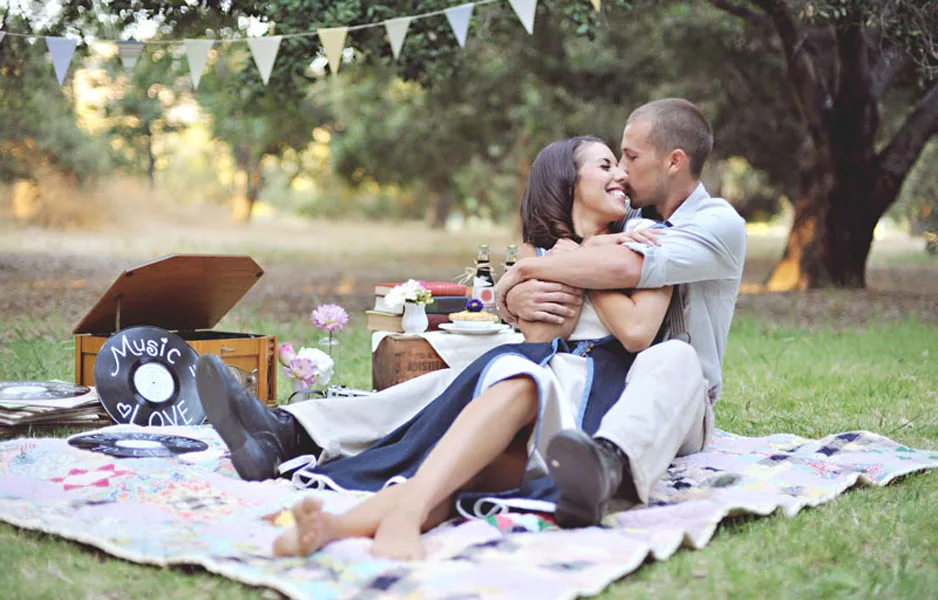 07-picnic-couple-hug-records