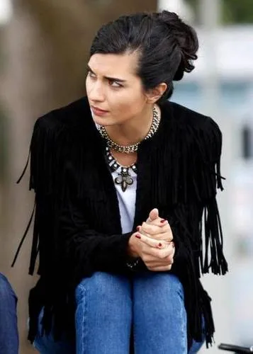 Kara-Para-Aşk-Elif-Kıyafetleri-2