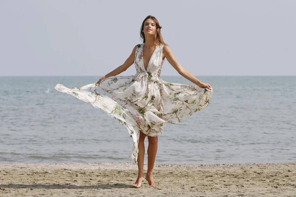 TÜM YAZ GİYEBİLECEĞİNİZ EN İYİ 10 PLAJ ELBİSESİ