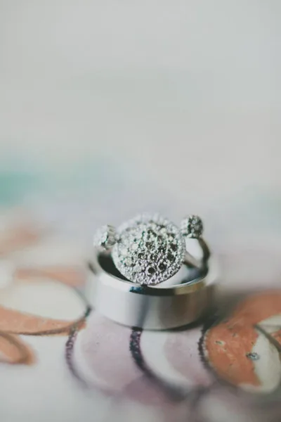gallery-1432747915-hbz-stylemepretty-engagement-rings-09