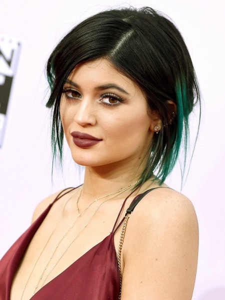 KYLIE JENNER’IN DUDAKLARI SİLİKON MU?