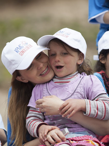 KPMG GÖNÜLLÜLERİ, AĞRI’DA KÜTÜPHANE AÇTI