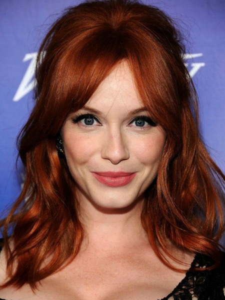 BEYAZ TENLİ KADINLAR İÇİN SAÇ RENGİ ÖNERİLERİ