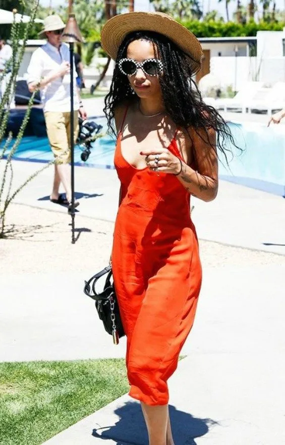 ÜNLÜLERDEN HASIR ŞAPKA VE ELBİSENİN MÜKEMMEL UYUMU 38