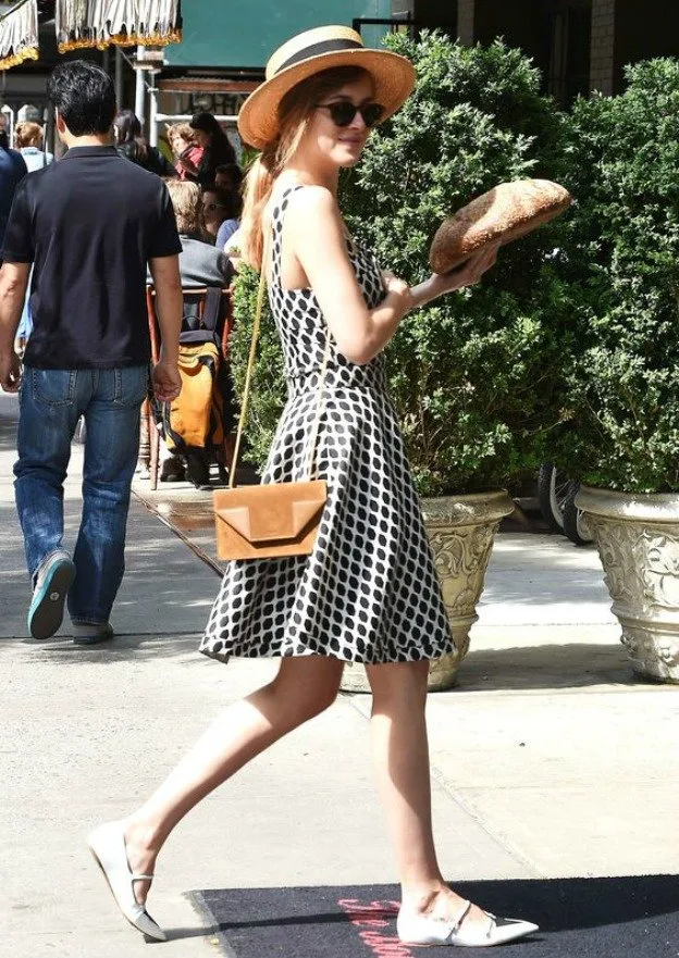 ÜNLÜLERDEN HASIR ŞAPKA VE ELBİSENİN MÜKEMMEL UYUMU 456