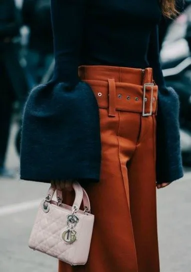 KÜÇÜK ÇANTALAR İÇİN EN İYİ KOMBİN ÖNERİLERİ fd