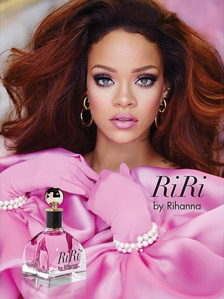 RIHANNA YENİ TARZIYLA YİNE ŞAŞIRTIYOR