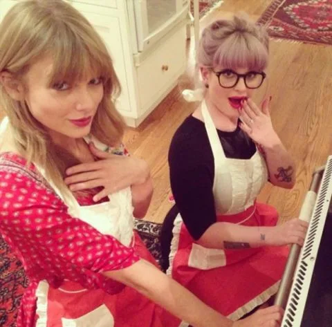 taylor-swift-kelly-osbourne-baking
