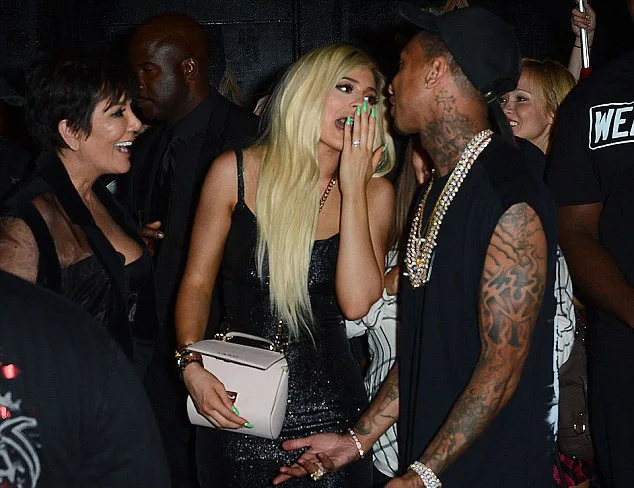 2B3E0FAC00000578-3191904-She_looks_overwhelmed_Kylie_Jenner_got_the_best_surprise_ever_on-a-8_1439213231559