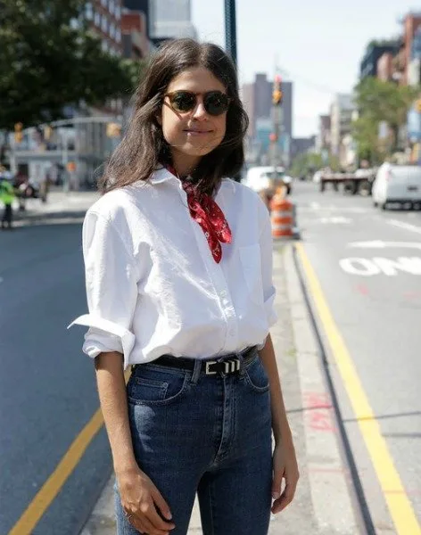 DENİM VE BEYAZ GÖMLEK UYUMUNUN EN İYİ ÖRNEKLERİ f