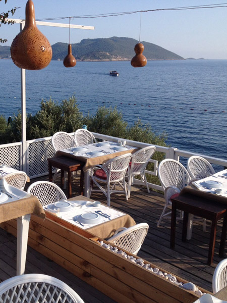 ÜZÜM KIZI MEYHANE KAŞ ŞUBESİNDE SEVENLERİYLE BULUŞUYOR