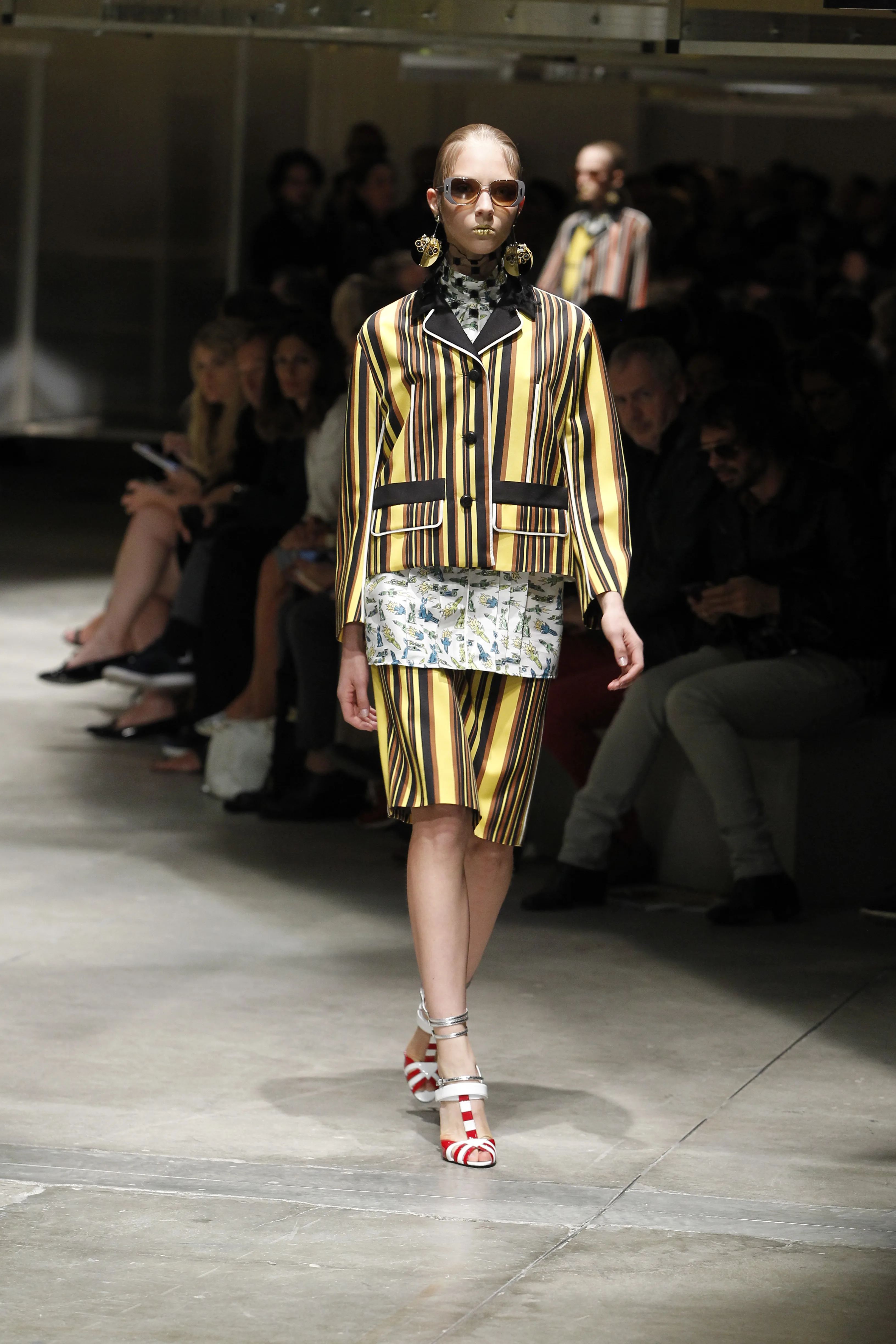 22_PradaDonna SS2016