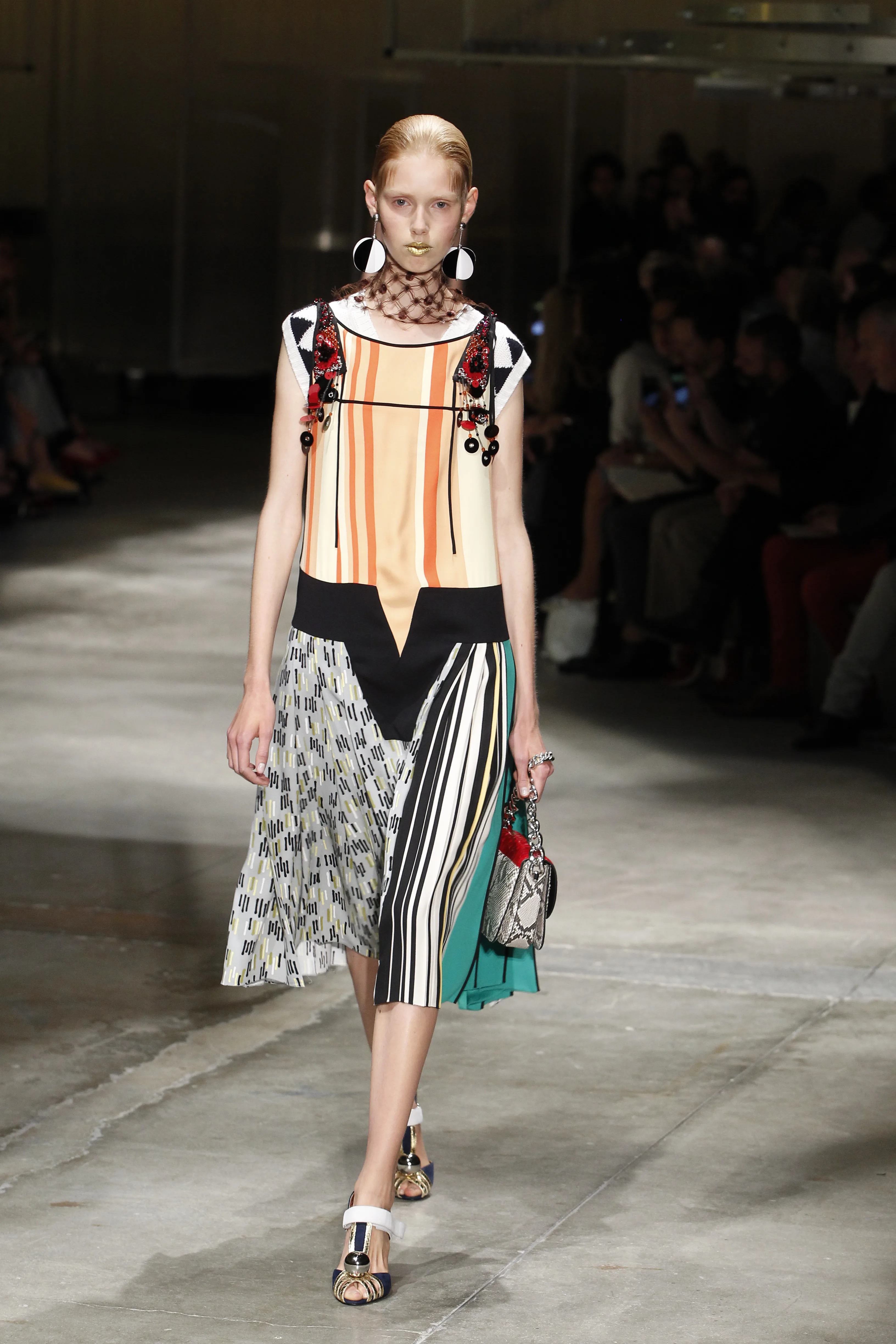 25_PradaDonna SS2016