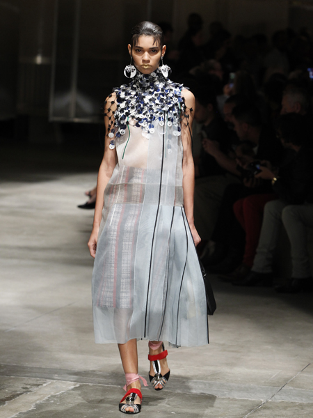 PRADA İLKBAHAR / YAZ 2016 DEFİLESİ