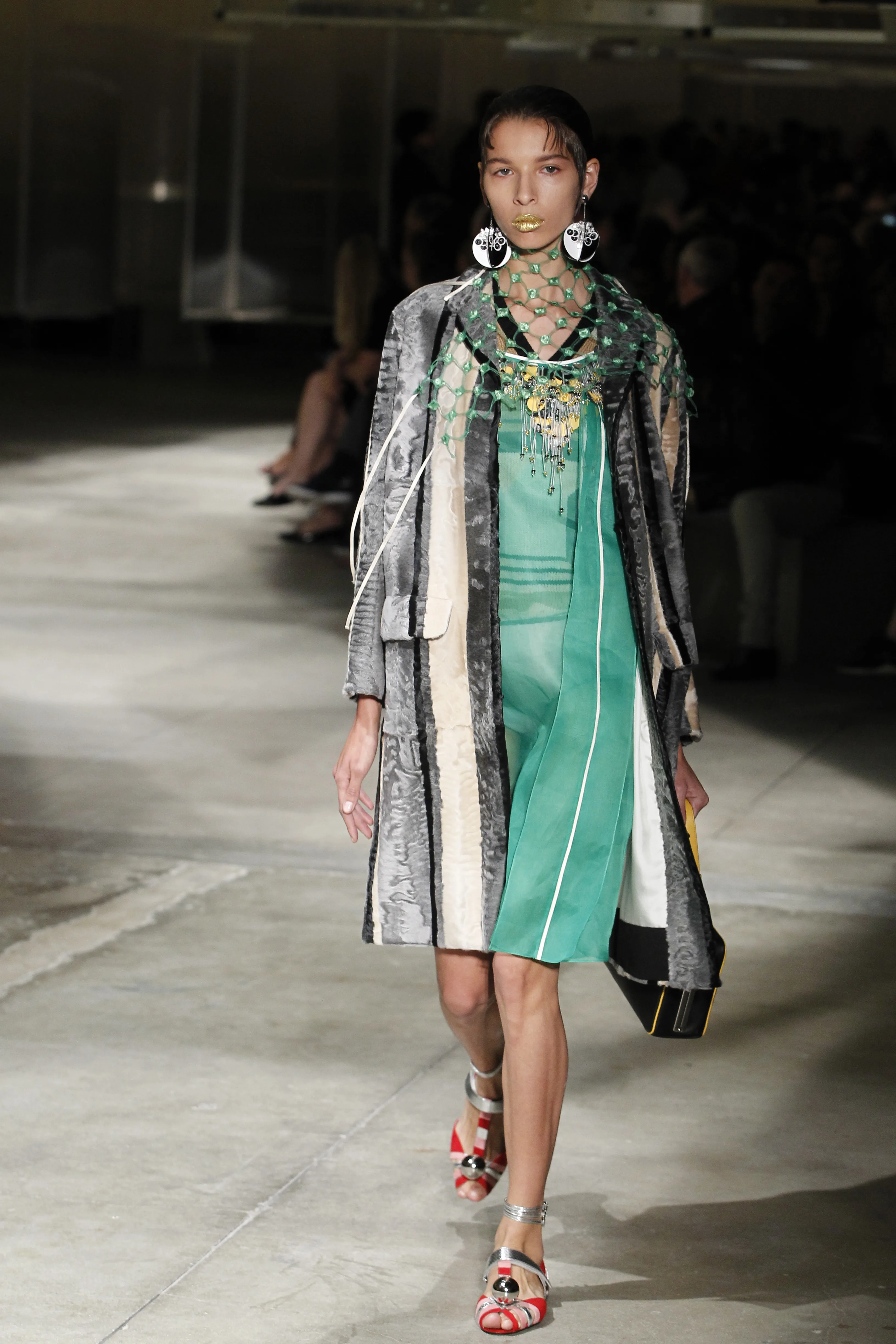 39_PradaDonna SS2016