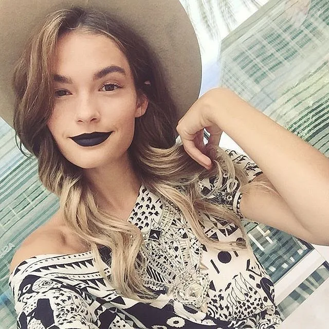 Girls-Wearing-Dark-Lipstick (8)