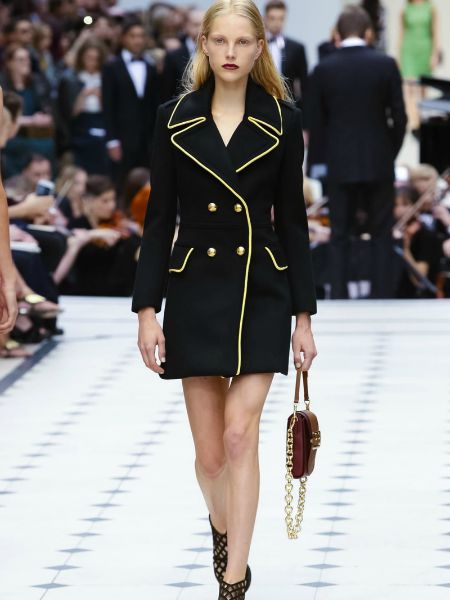 BURBERRY DEFİLESİNİN EN İYİ GÖRÜNÜMLERİ