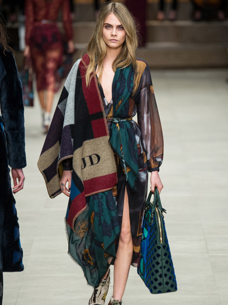 BURBERRY VE APPLE MUSIC İŞBİRLİĞİ YAPIYOR