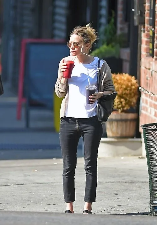 *EXCLUSIVE* New York, NY - Ashley Olsen AKM-GSI July 2, 2014 To License These Photos, Please Contact : Steve Ginsburg (310) 505-8447 (323) 423-9397 steve@akmgsi.com sales@akmgsi.com or Maria Buda (917) 242-1505 mbuda@akmgsi.com ginsburgspalyinc@gmail.com