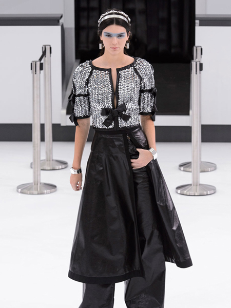 CHANEL YİNE UNUTULMAZ BİR DEFİLEYE İMZA ATTI