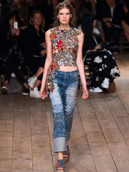 ALEXANDER MCQUEEN DEFİLESİNDEN EN İYİ GÖRÜNÜMLER