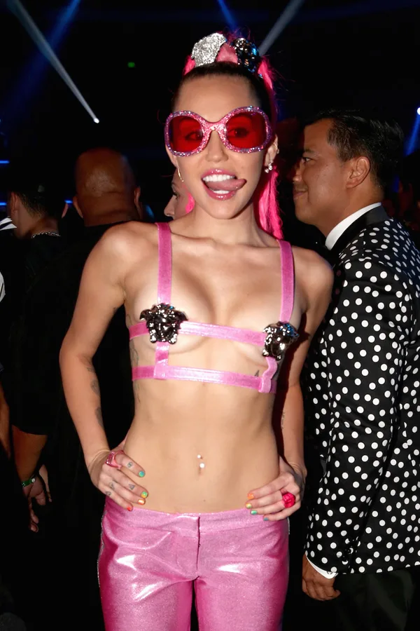 Miley-Cyrus-MTV-VMA-31082015D-GossipTicket