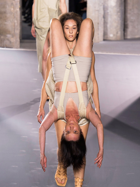 RICK OWENS PODYUMU YİNE SINIRLARI ZORLADI