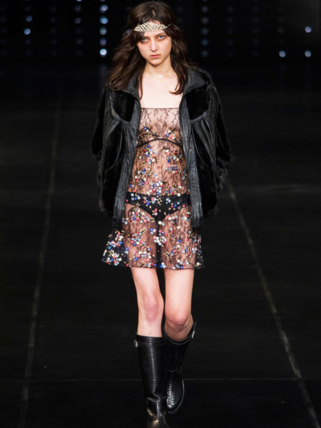 SAINT LAURENT PODYUMU YİNE BAŞKALDIRMAYA HAZIR