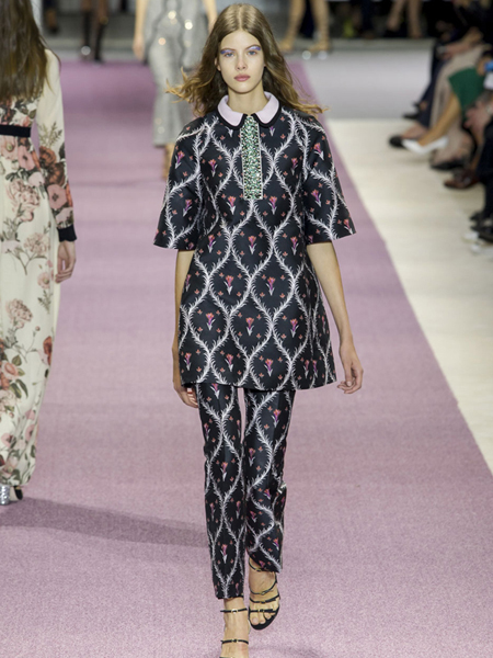 GIAMBATTISTA VALLI PODYUMUNDAN MODERN MASALLAR