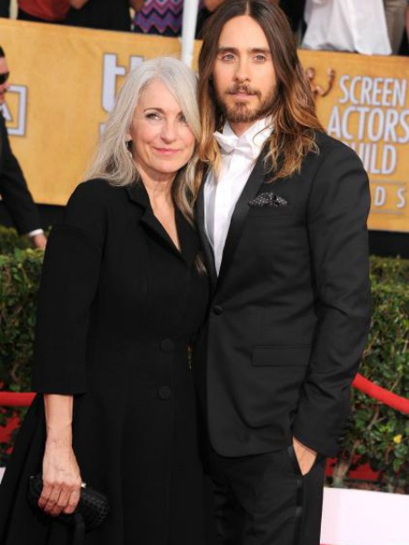 KIRMIZI HALIYA ANNELERİYLE KATILAN YAKIŞIKLILAR