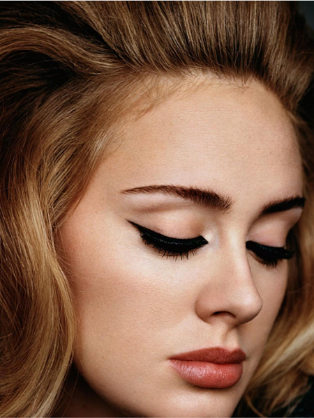 ADELE’İN KUSURSUZ BİR EYELINER’A SAHİP OLDUĞUNUN 10 KANITI