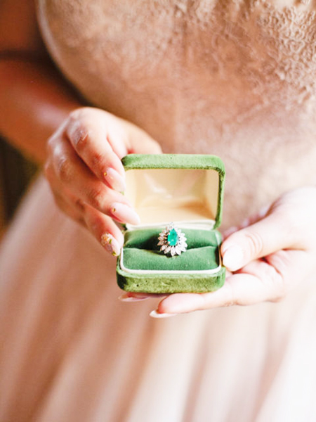 YEŞİL SEVENLER İÇİN 17 MUHTEŞEM ZÜMRÜT YÜZÜK