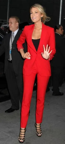 ünlülerden takım elbiseyle seksi görünmenin sırları