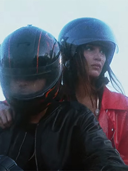 BELLA HADID, THE WEEKND’İN KLİBİNDE