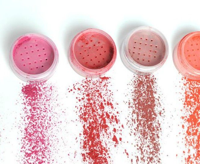 YANAKLARDA DOĞAL BİR TON İÇİN EN İYİ 10 ALLIK