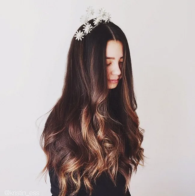 YILBAŞI İÇİN IŞILTILI VE GÖSTERİŞLİ SAÇ MODELLERİ (12)