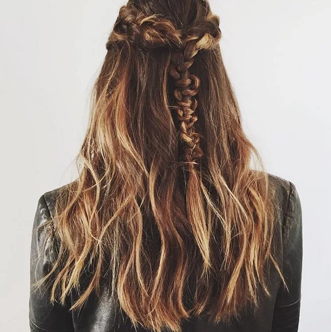 YILBAŞI İÇİN IŞILTILI VE GÖSTERİŞLİ SAÇ MODELLERİ (16)