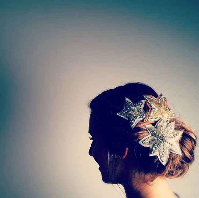 YILBAŞI İÇİN IŞILTILI VE GÖSTERİŞLİ SAÇ MODELLERİ (20)