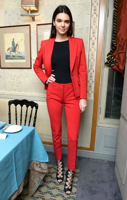 SOKAK STİLİNDE KIRMIZI PARÇALAR İÇİN İLHAM VERİCİ ÖNERİLER 6